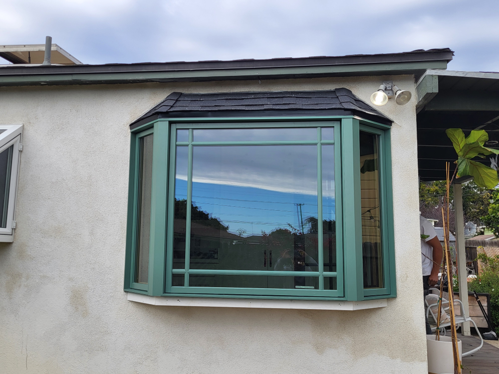 Aluminum-clad exterior bay window 